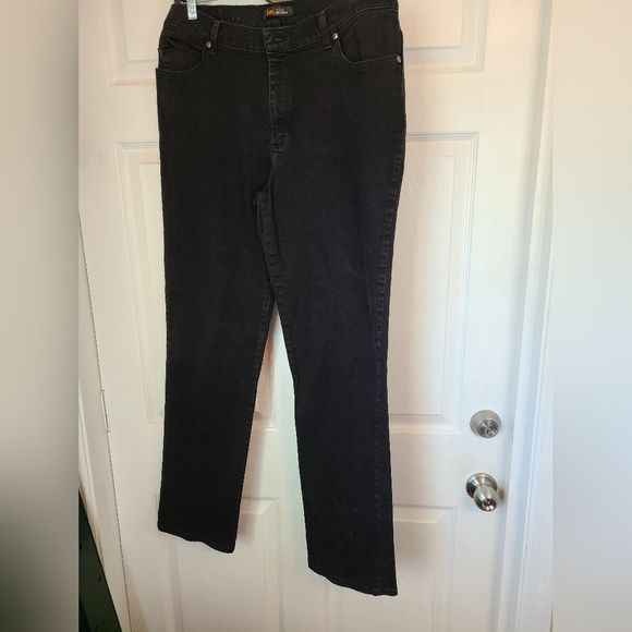 (753) Lee Woman's Relaxed Fit Straight Leg Jeans, Size: 14 Color: Black - Picture 4 of 14